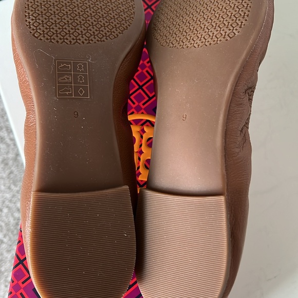 New in box Tory Burch travel ballet slippers. Nappa/Tan w/ gold logo. Size 9. - Picture 8 of 8